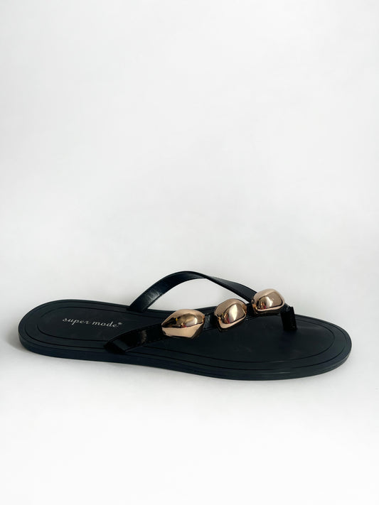 Chinelo Aura