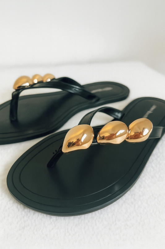 CHINELO COM PEÇAS DOURADAS