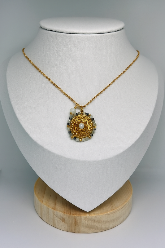 COLAR MEDALHÃO COM PÉROLAS