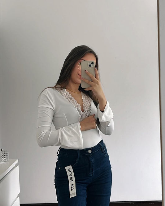 CAMISOLA COM DECOTE EM RENDA